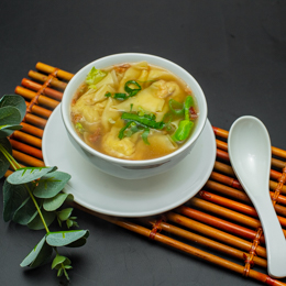 Potage aux raviolis chinois